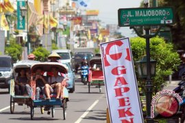 Memperingati Hari Pariwisata Dunia dengan membersihkan Malioboro 