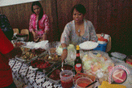 Warga Swiss Ngotot Cicipi Jengkol di Pasar Senggol