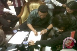 Anggota DPRD Kalbar Tandatangani Penolakan RUU PT