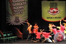 Anak-anak gang dolly pentas teater "bermain mendung"