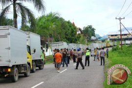 Supir Mobil Box Entikong Demo Kebijakan Malaysia