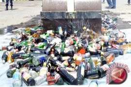 Kejari Gunung Kidul musnahkan ratusan botol minuman keras