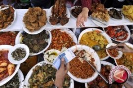 Pedagang Mulai Dirikan Tenda Di Pasar Lentora