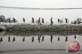 Hujan deras landa Beijing, tempat wisata tutup, warga dievakuasi