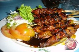 Mahasiswa Australia belajar buat sate ayam