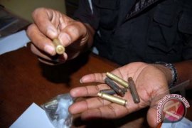 Polisi selidiki peluru yang jatuh dari atap rumah dan timpa remaja