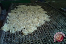 Produsen emping melinjo banjir pesanan memasuki Ramadhan