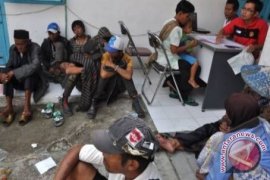 Dinsos Sumsel bantu belasan orang terlantar