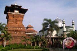 Perwakilan sembilan negara kunjungi menara Kudus
