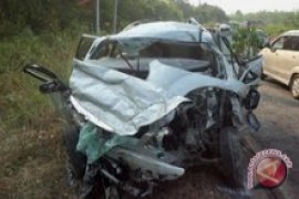 Tabrakan truk vs xenia delapan korban meninggal