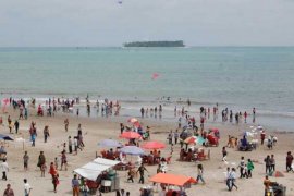 PESTA PANTAI PARIAMAN Page 1 Small