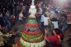 TRADISI GREBEG KETUPAT