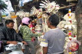 Hiasan "Penjor" Ramai Diburu