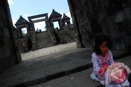 Candi Ratu Boko Page 1 Small