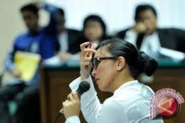 Angie lakukan percakapan lewat "blackberry messenger" dengan rosa