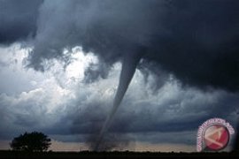 Hujan Badai Terus Landa China