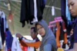 Pedagang Cendera Mata PON "Mengais" Rezeki