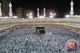 Imam Masjidil Haram Menangis Saat Shalat Gerhana 