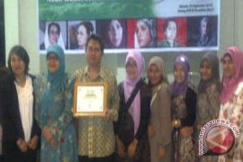 Reiner Ointoe terima Women Care Award dari KOHATI