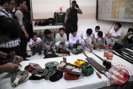 Polisi tangkap 30 pelajar SMP bersenjata tajam