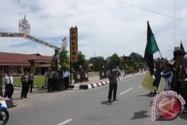 Ratusan Warga Perbatasan Demo di Bandara Temindung
