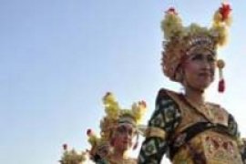 Turis Berdesakan Saksikan Parade Budaya