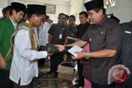 Gubernur Islamkan warga Suku Talang Mamak