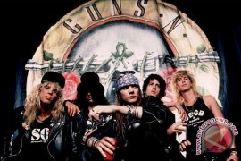 Pedagang memanfaatkan peluang saat konser "Guns N Roses"