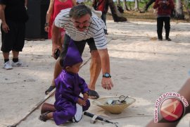 Wah!! Ada bule berikan "saweran" di Pulau Ketawai 