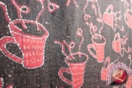 Gelas kopi dalam batik Belitung Timur