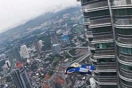 Atlet Terbang Mengunjungi KL Tower yang Ikonik