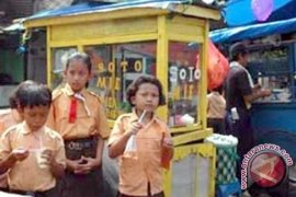 Jajanan Sekolah 35 Persen Berbahaya
