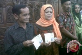 "32 Tahun Menikah, Baru Ini Miliki Buku Nikah"