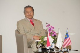 Mahathir Berikan Kuliah Di UMB Tentang "Membangun Budaya Lokal Di ASEAN"