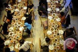 Pendapatan pajak rumah makan lebihi target