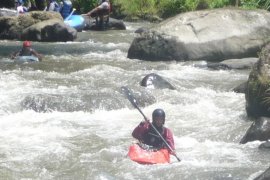 "Sobek" Jaring Atlet Kayak Potensial