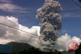 Flash - Gunung lokon meletus lagi