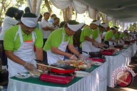 Para Pejabat Beradu Masak Nasi Goreng