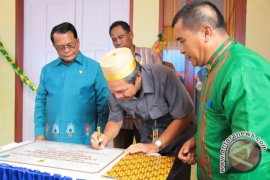 Buhari Resmikan Kantor Camat Bantuan PT. Antam