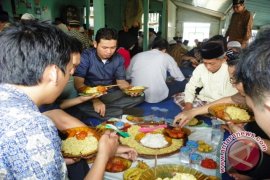 Pilih makan ala "ngobeng" biar berkat 