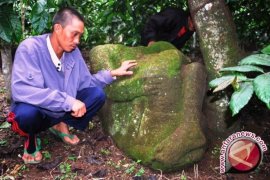 Warga temukan tiga arca manusia purba  