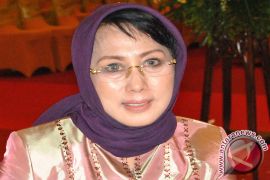 Puji Astuti Serahkan Bantuan Provinsi untuk 27 Kelompok Tani
