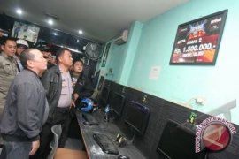 Pekanbaru diminta tinjau ulang izin operasional warnet