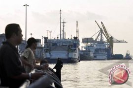 Puluhan Kapal Masih Tertahan di Pelabuhan Pontianak