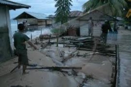 Pantai Lovina Buleleng Diterjang Gelombang Pasang