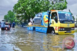 Floods damage 100km of roads in greater Jakarta