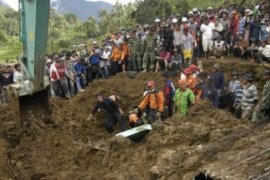 Dua Korban Longsor Agam Dimakamkan di Medan