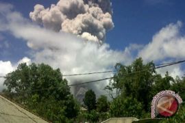 Gunung Lokon kembali meletus
