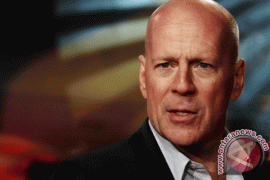 "Die Hard" action beats love stories at box office