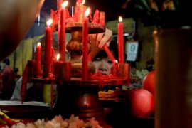 Klenteng Padang Nyalakan 300 Lampion Sambut Imlek